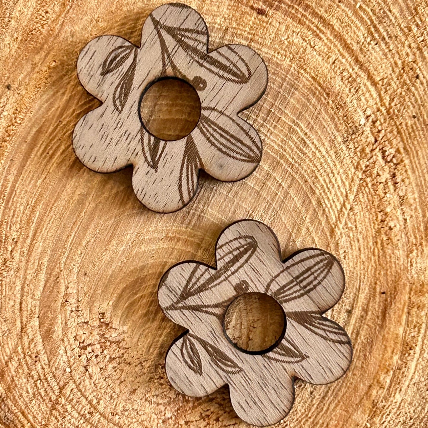 Boucles d’oreilles créoles & fleurs interchangeables en bois de noyer