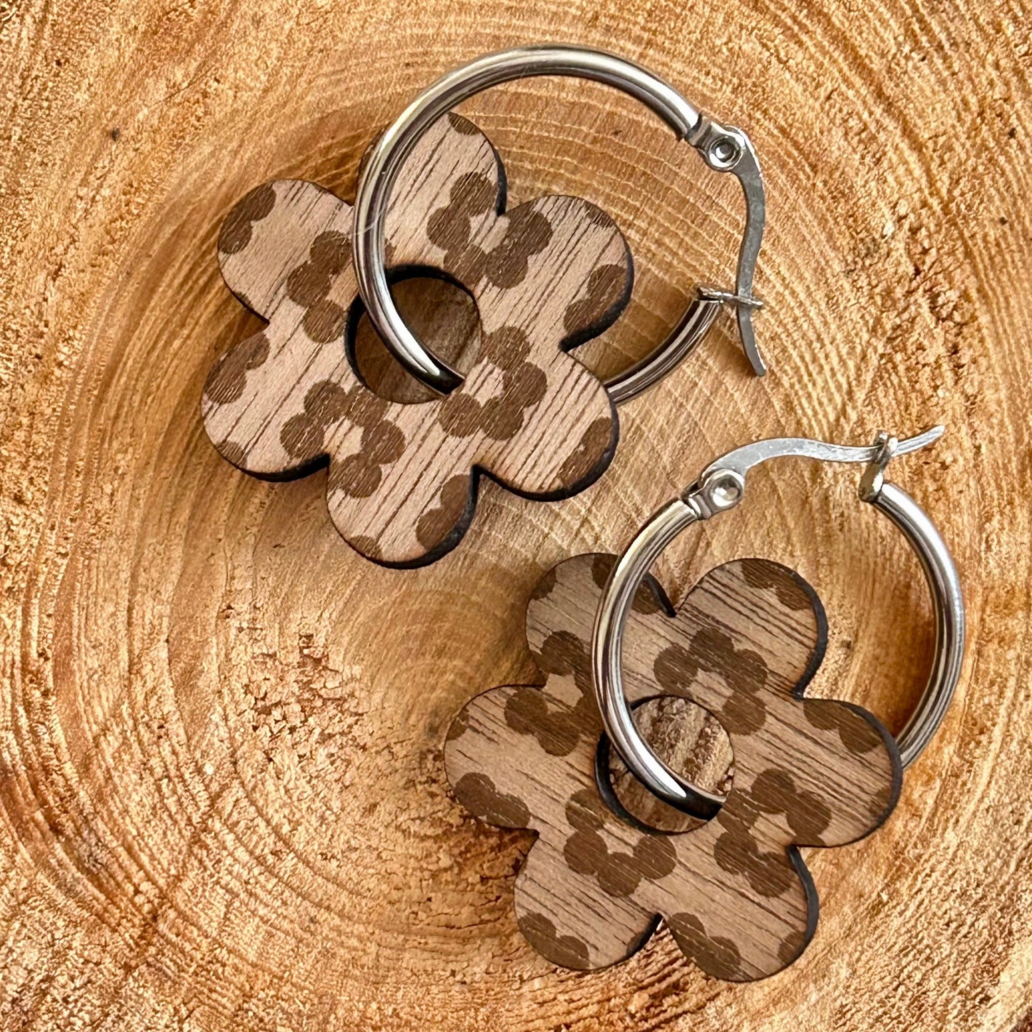 Boucles d’oreilles créoles & fleurs interchangeables en bois de noyer