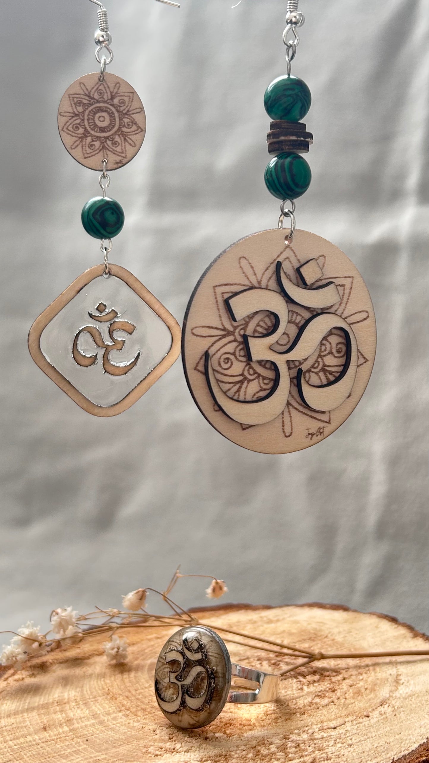 Boucles d’oreilles “Énergie du Om” – Asymétriques, bois gravé & pierres naturelles