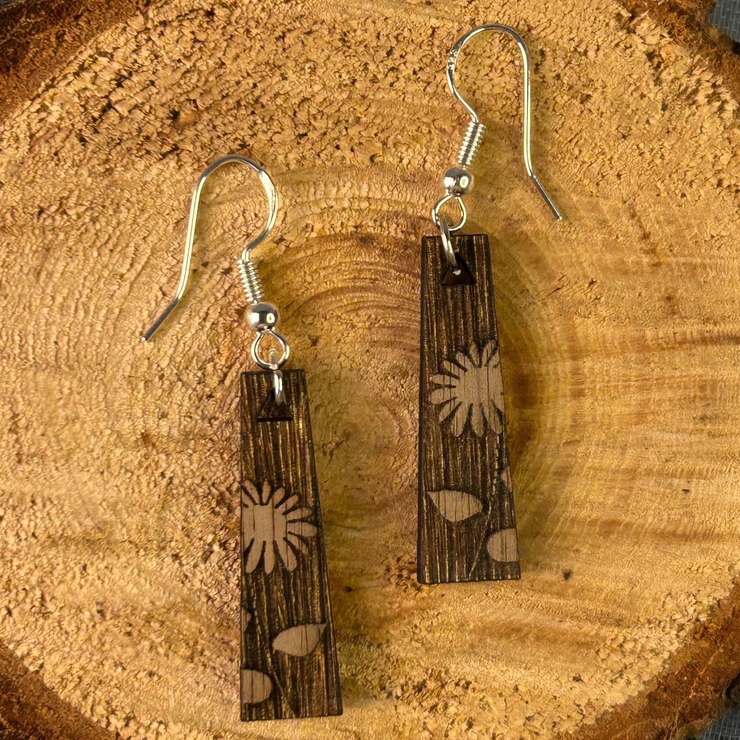Boucles d’oreilles en bois de noyer gravé & argent 925 – Nature & Élégance