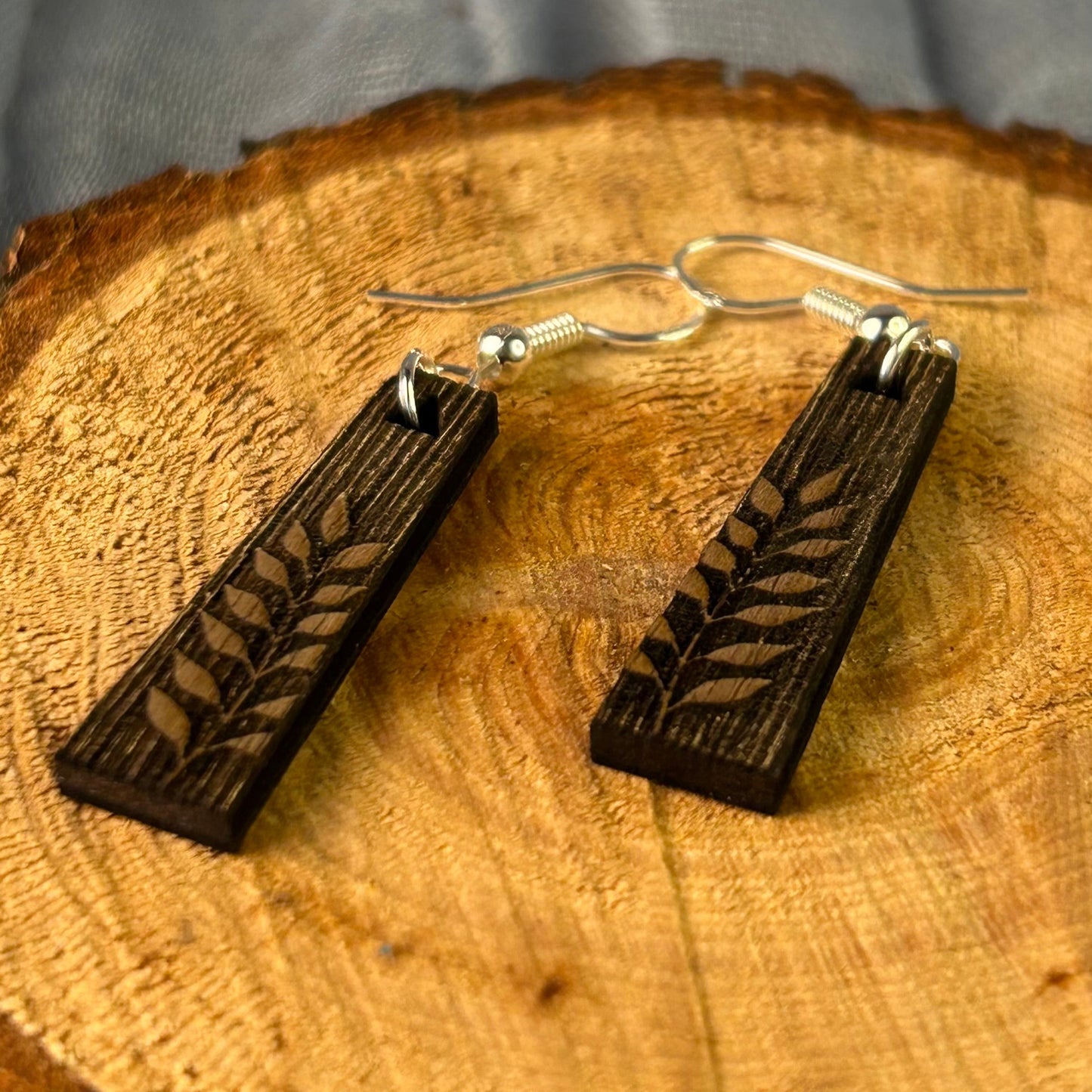 Boucles d’oreilles en bois de noyer gravé & argent 925 – Nature & Élégance