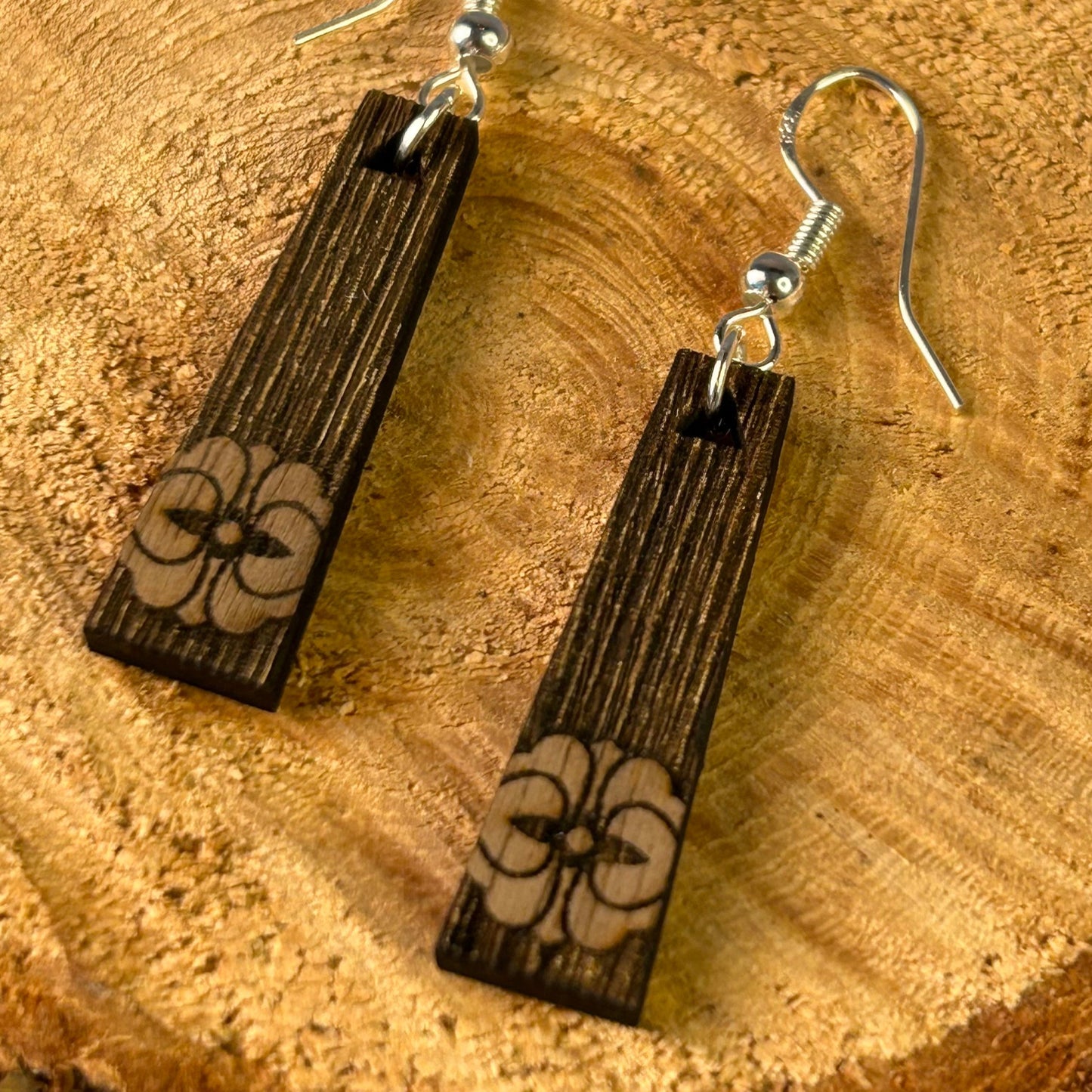 Boucles d’oreilles en bois de noyer gravé & argent 925 – Nature & Élégance
