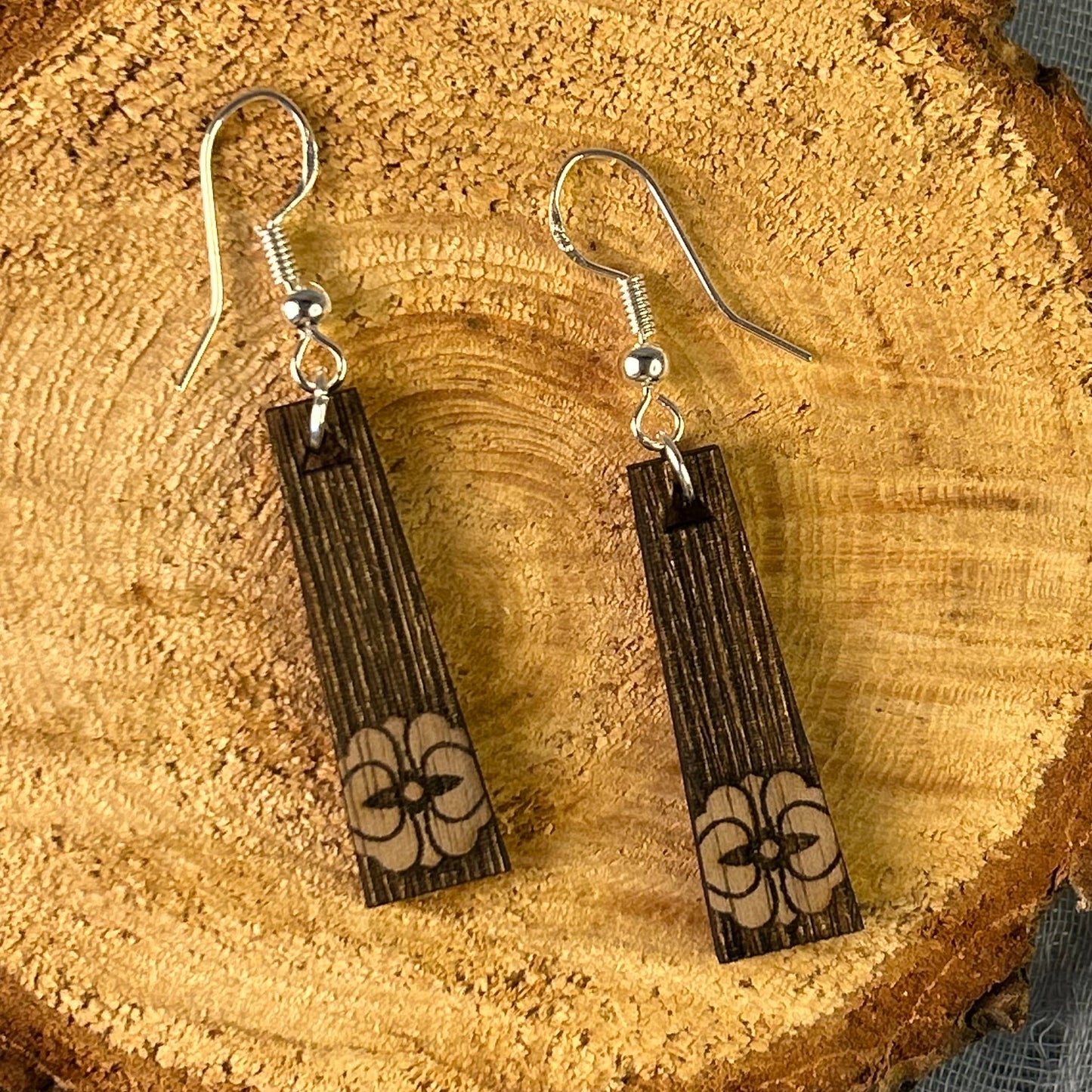 Boucles d’oreilles en bois de noyer gravé & argent 925 – Nature & Élégance