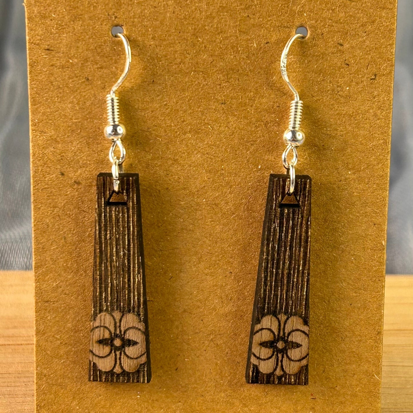 Boucles d’oreilles en bois de noyer gravé & argent 925 – Nature & Élégance