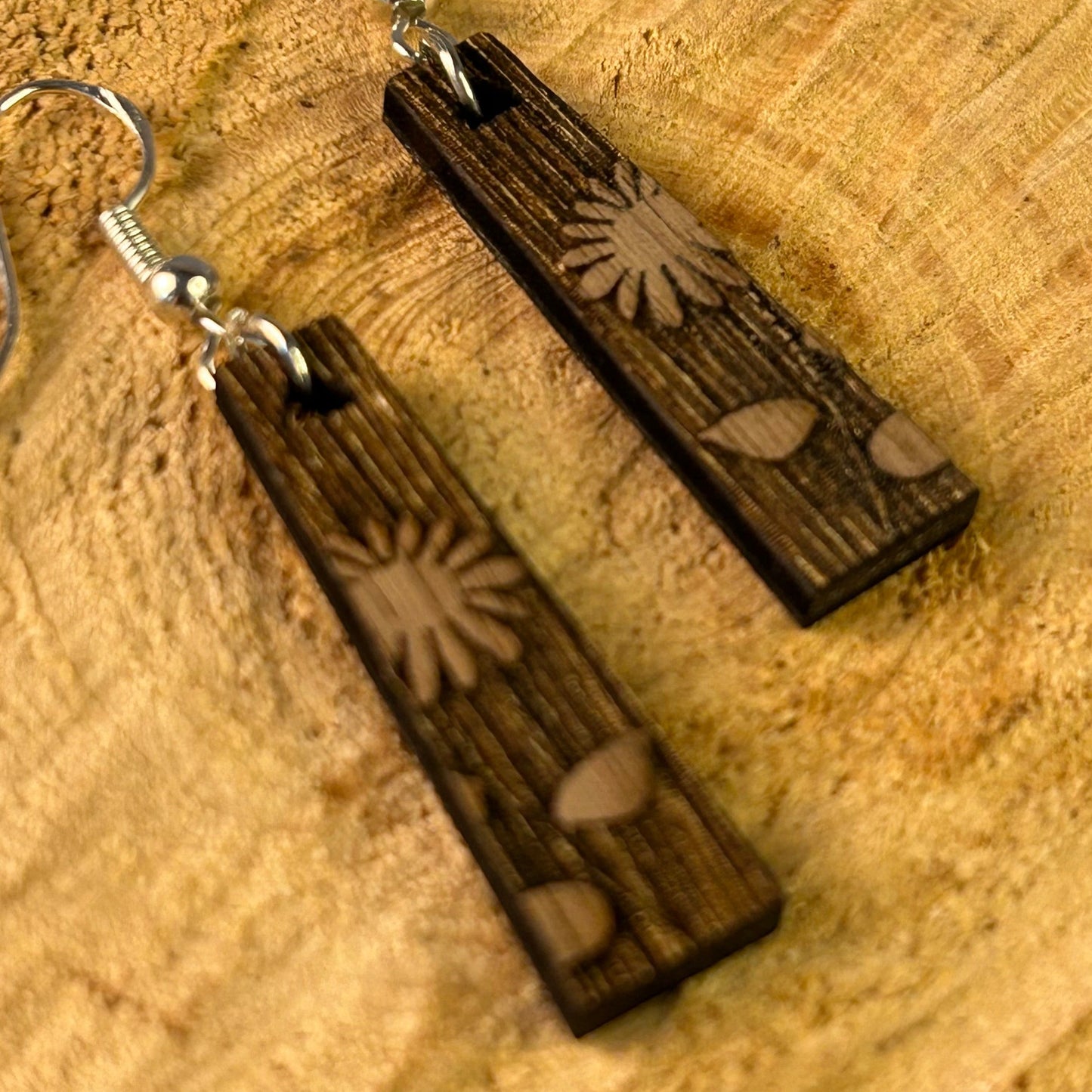 Boucles d’oreilles en bois de noyer gravé & argent 925 – Nature & Élégance
