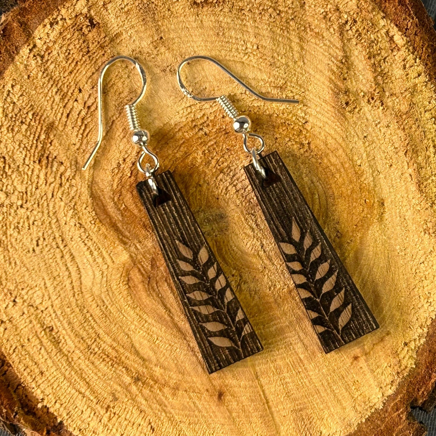 Boucles d’oreilles en bois de noyer gravé & argent 925 – Nature & Élégance
