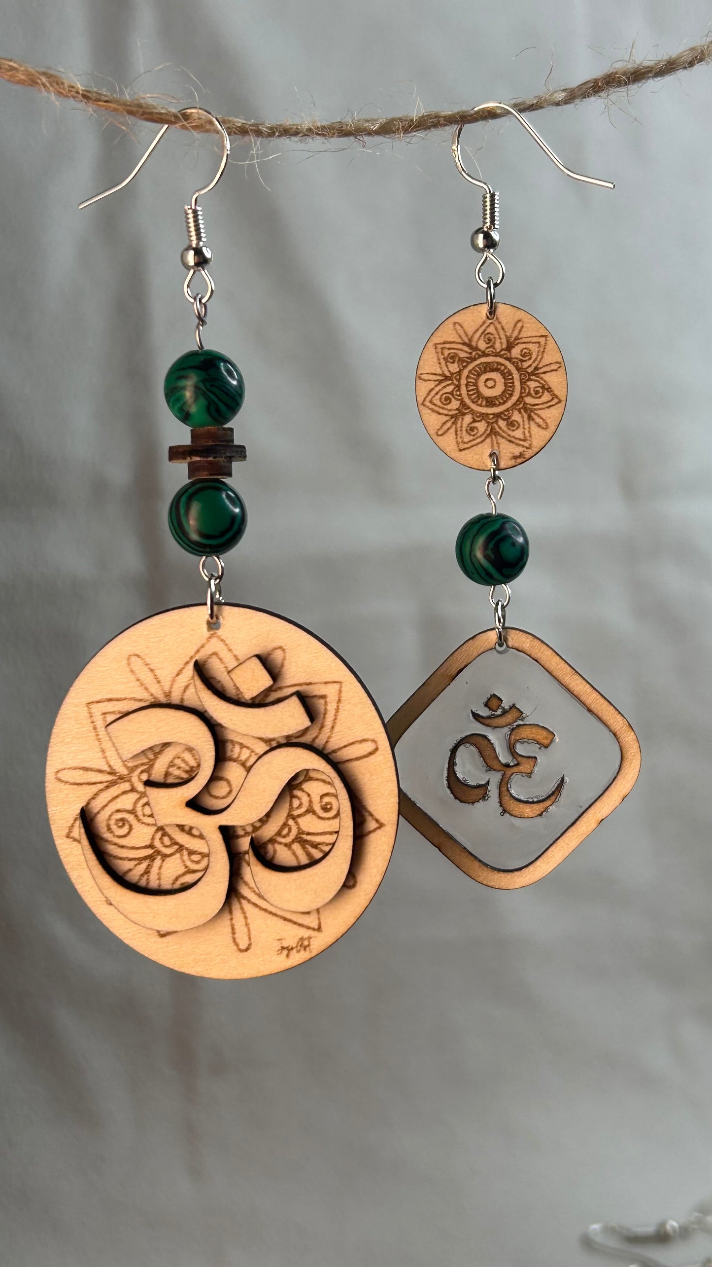 Boucles d’oreilles “Énergie du Om” – Asymétriques, bois gravé & pierres naturelles