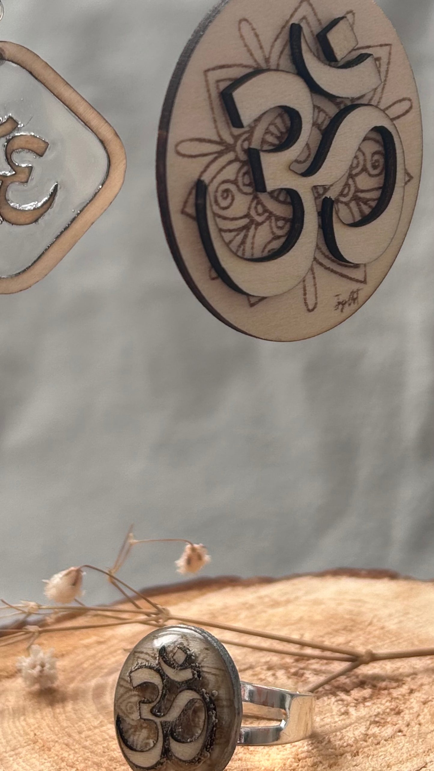 Boucles d’oreilles “Énergie du Om” – Asymétriques, bois gravé & pierres naturelles