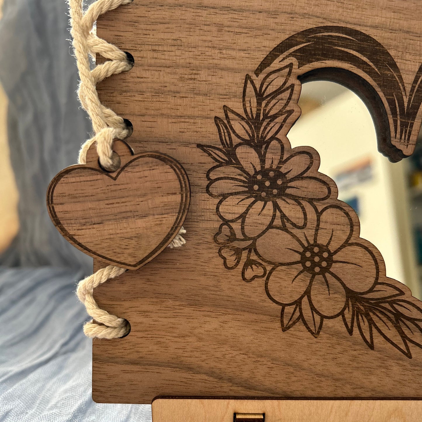 Miroir en bois gravé – “Maman, tu es mon plus beau reflet”
