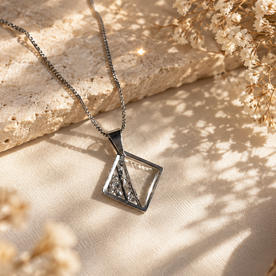 Collier géométrique – Un bijou, une histoire