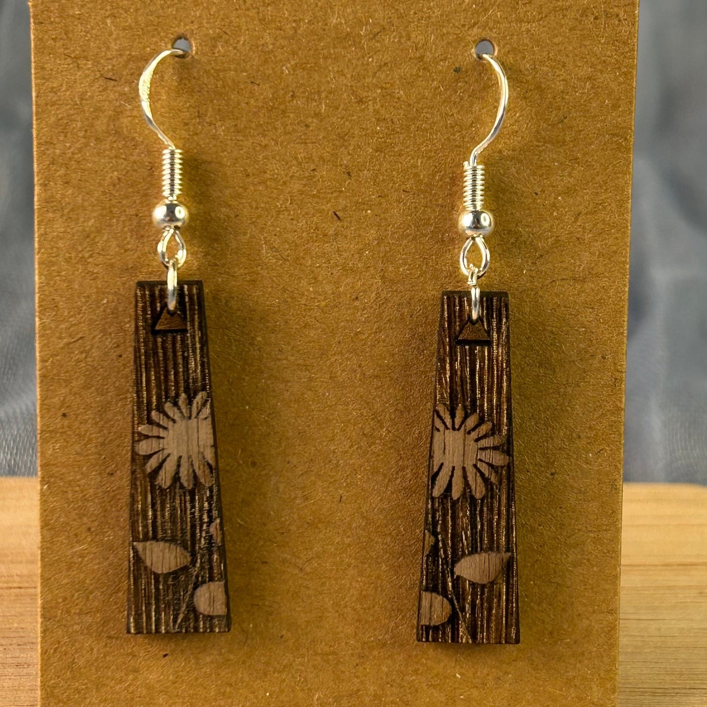 Boucles d’oreilles en bois de noyer gravé & argent 925 – Nature & Élégance