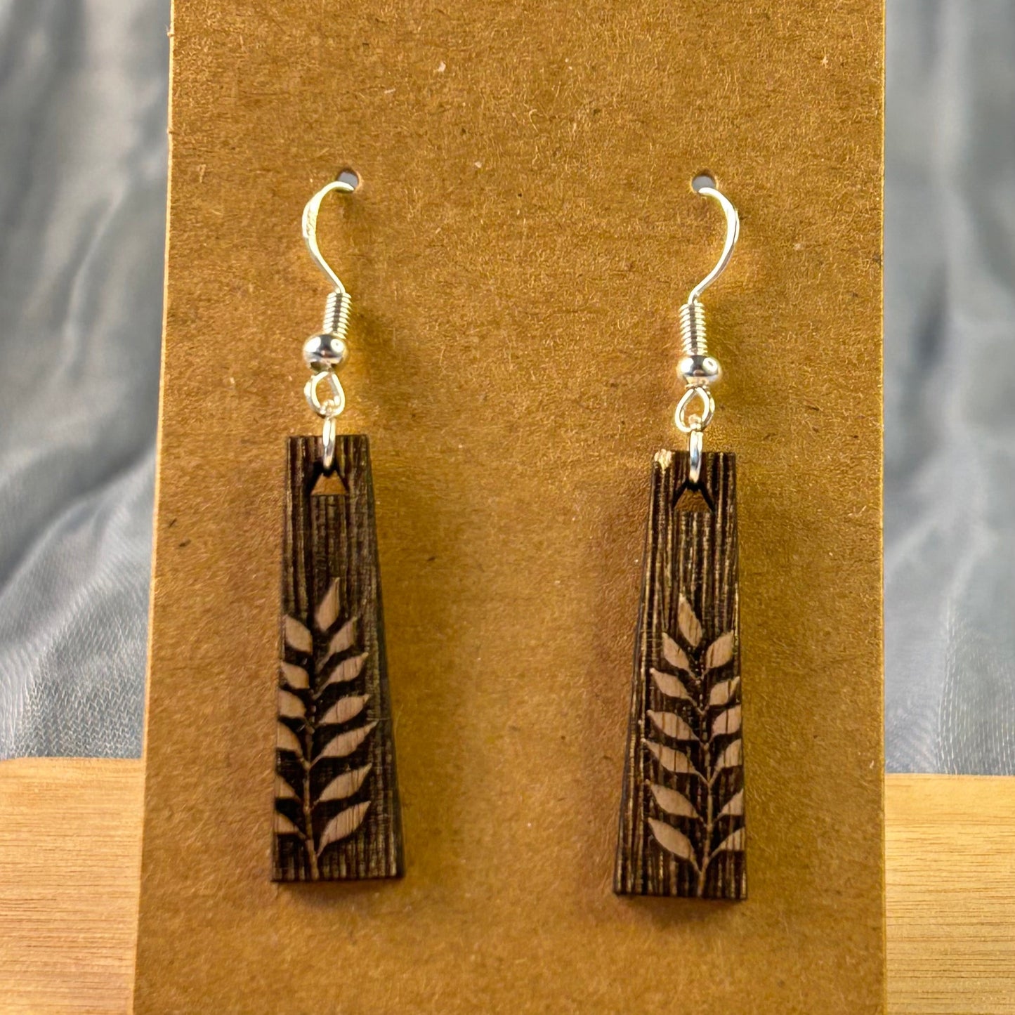 Boucles d’oreilles en bois de noyer gravé & argent 925 – Nature & Élégance