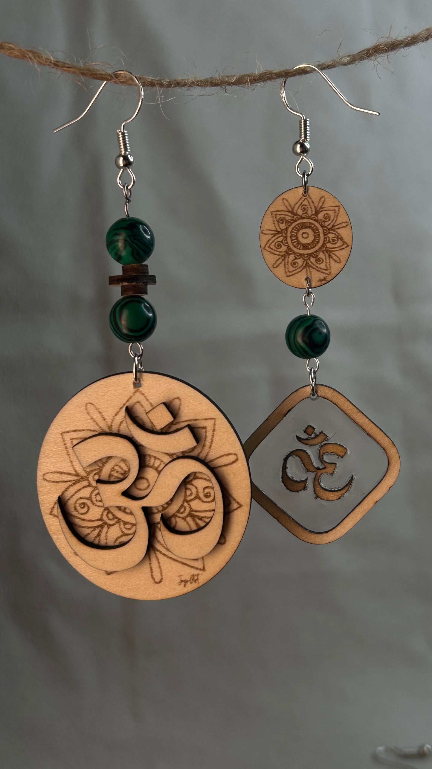Boucles d’oreilles “Énergie du Om” – Asymétriques, bois gravé & pierres naturelles