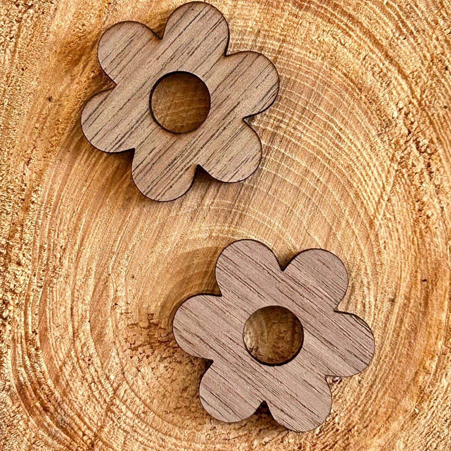 Boucles d’oreilles créoles & fleurs interchangeables en bois de noyer
