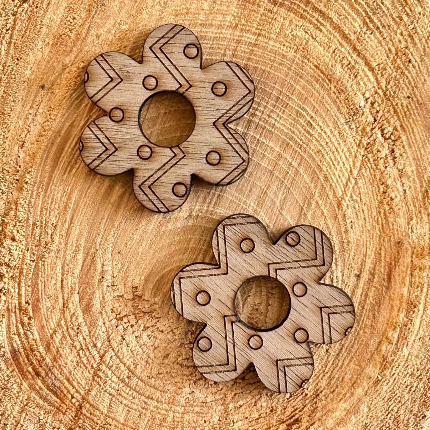 Boucles d’oreilles créoles & fleurs interchangeables en bois de noyer