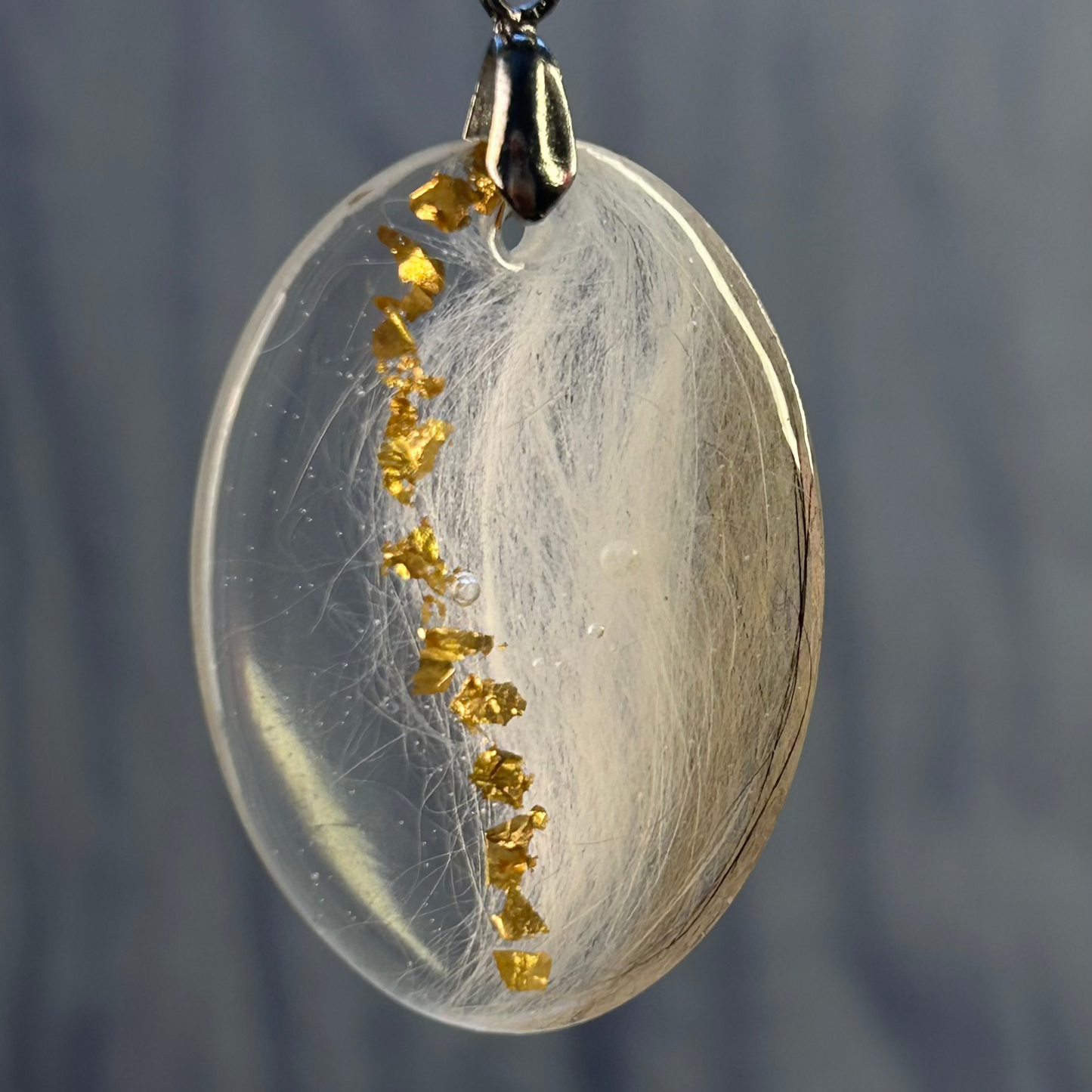 Collier "Crapule" souvenir personnalisé avec poils d’animaux – Résine & feuille d’or – Bijou unique fait main