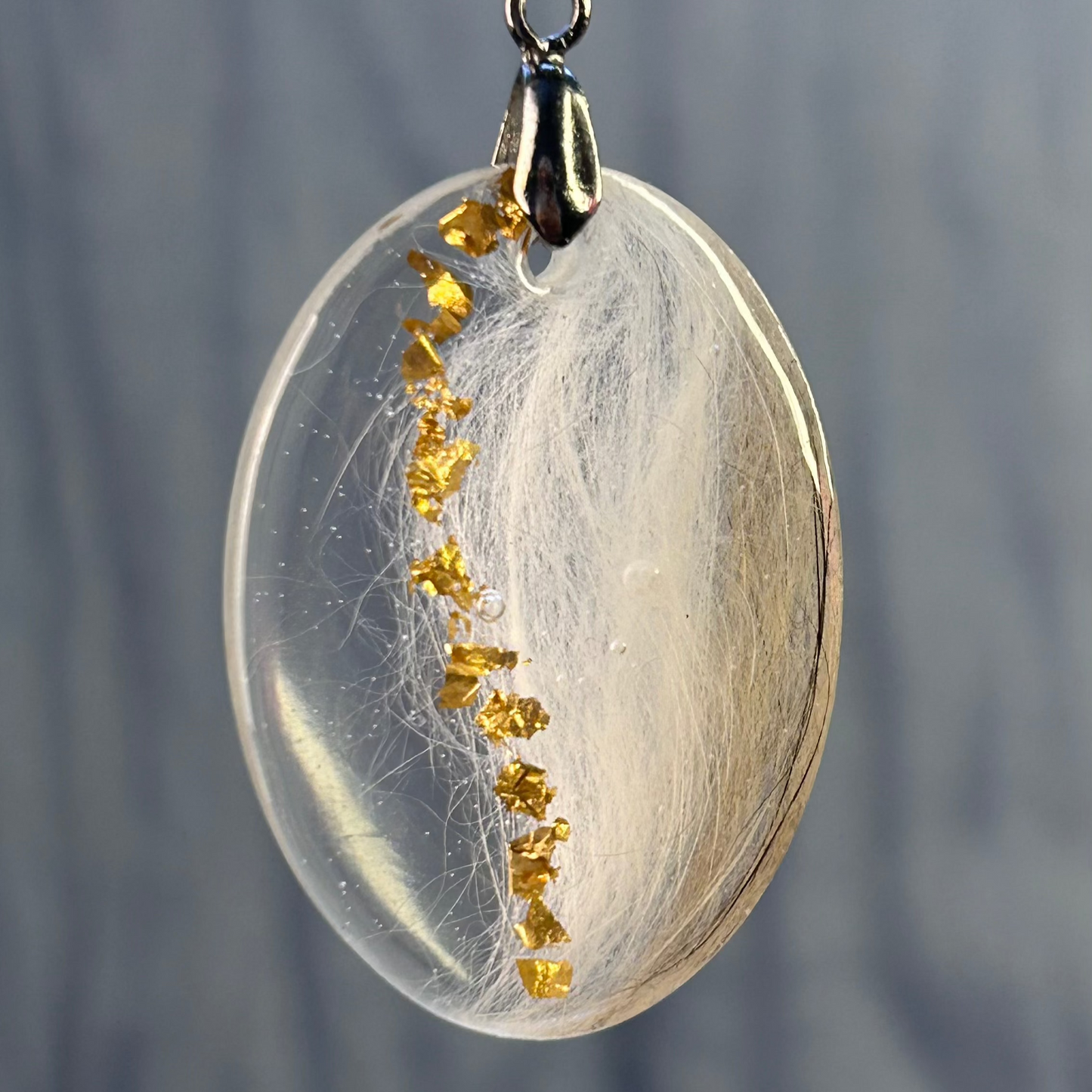 Collier "Crapule" souvenir personnalisé avec poils d’animaux – Résine & feuille d’or – Bijou unique fait main
