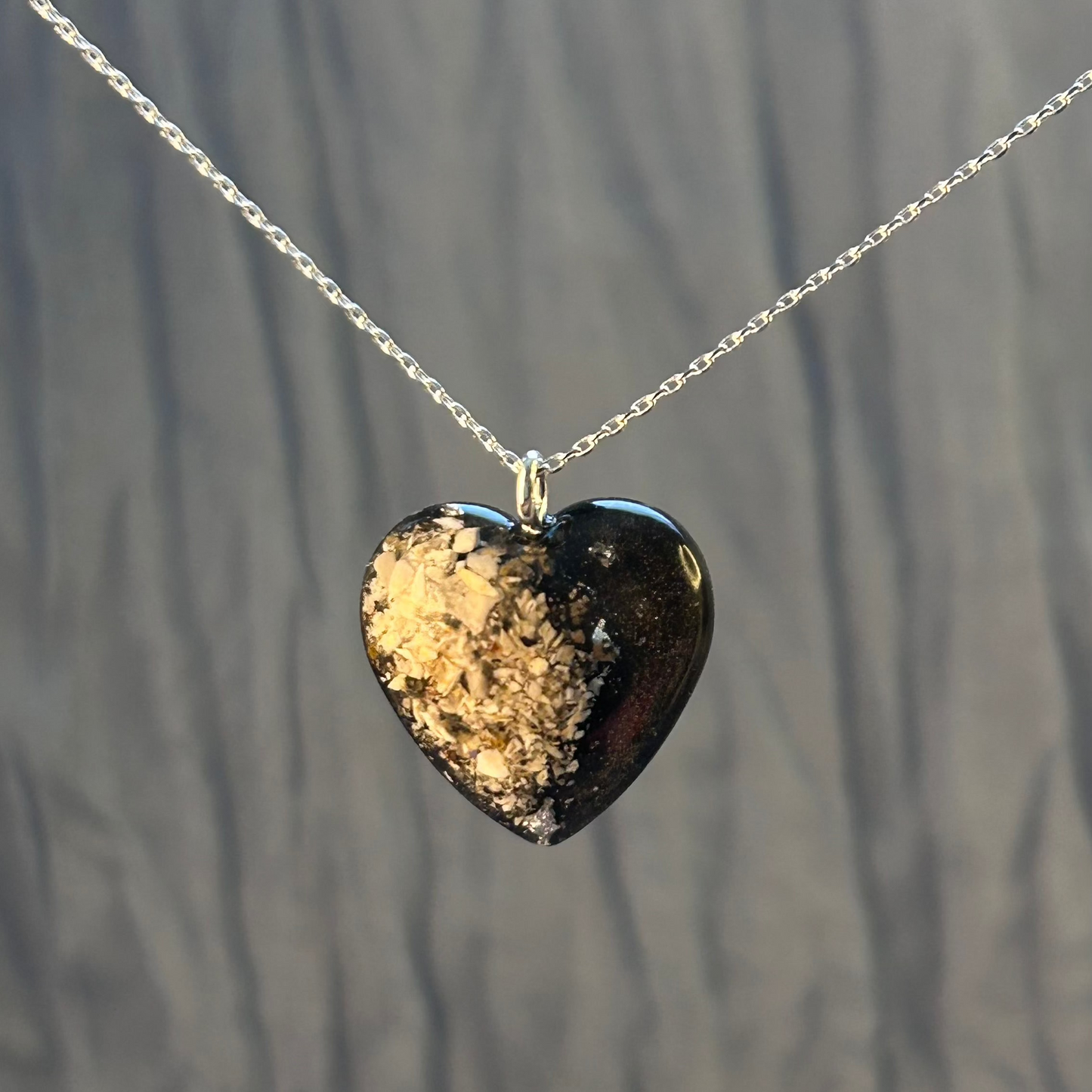 Collier "Plume" cœur souvenir avec cendres d’animal – Bijou funéraire en résine fait main