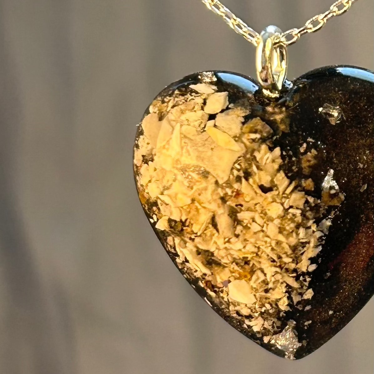 Collier "Plume" cœur souvenir avec cendres d’animal – Bijou funéraire en résine fait main