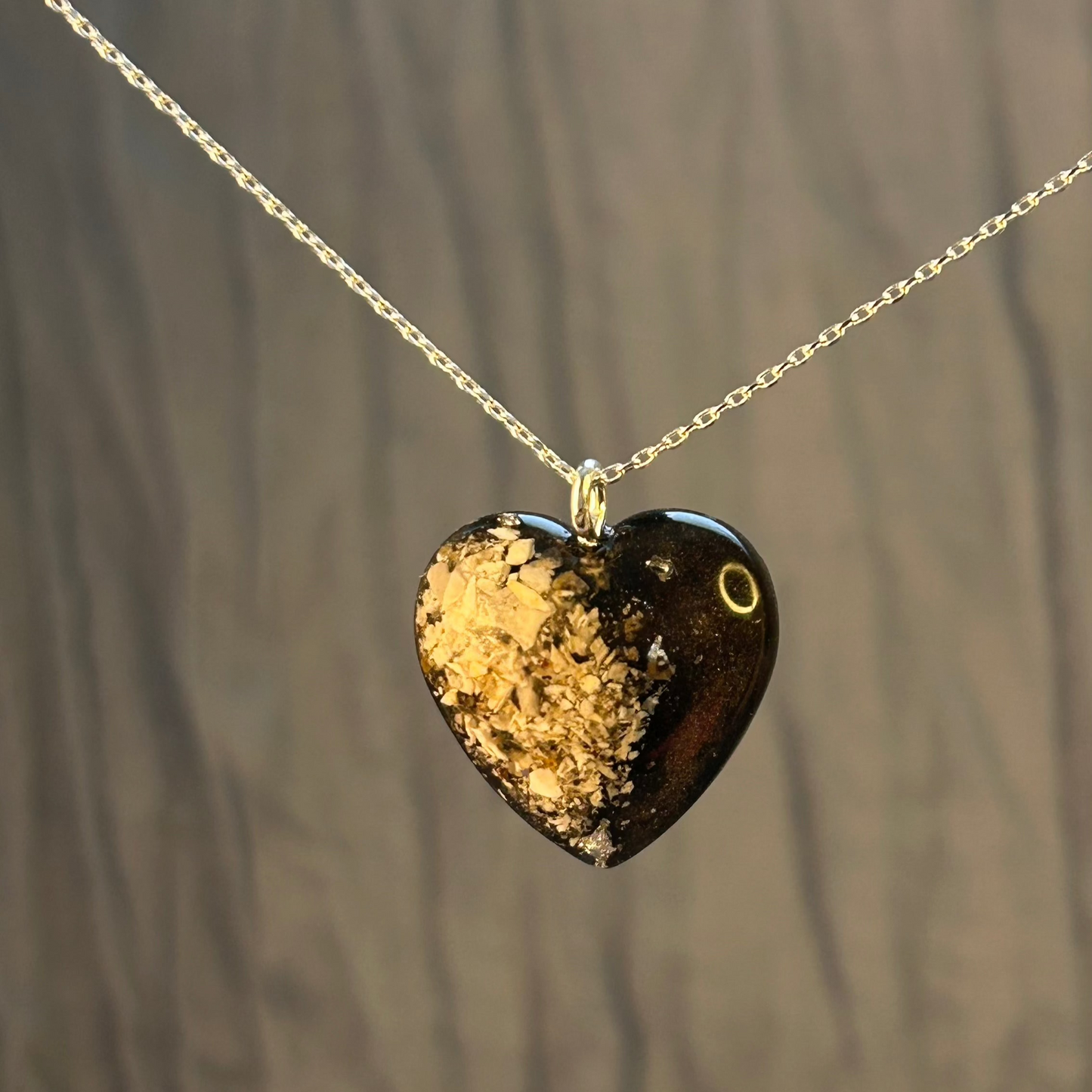 Collier "Plume" cœur souvenir avec cendres d’animal – Bijou funéraire en résine fait main