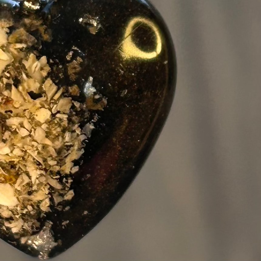 Collier "Plume" cœur souvenir avec cendres d’animal – Bijou funéraire en résine fait main