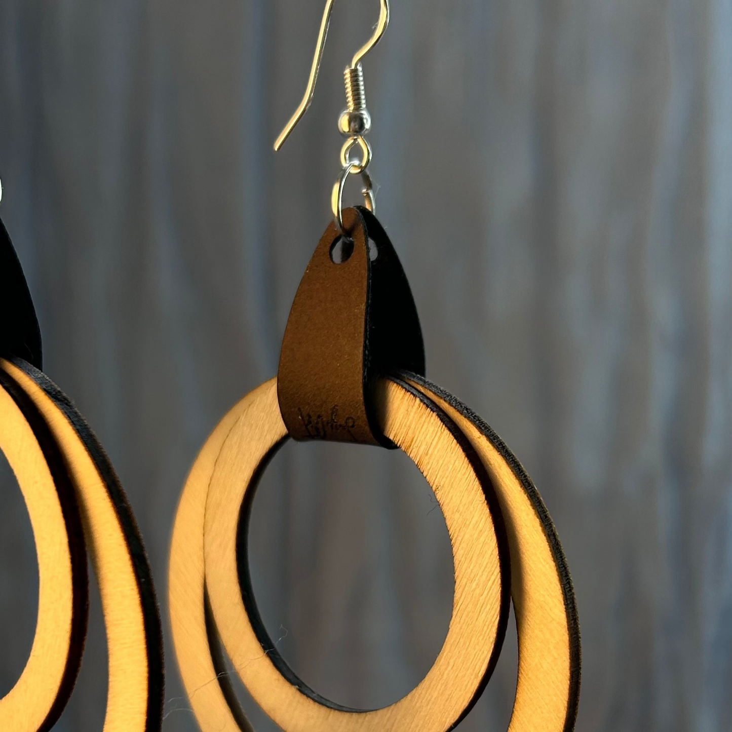 Boucles d’oreilles en bois & cuir – Design géométrique minimaliste – Bijoux naturels faits main