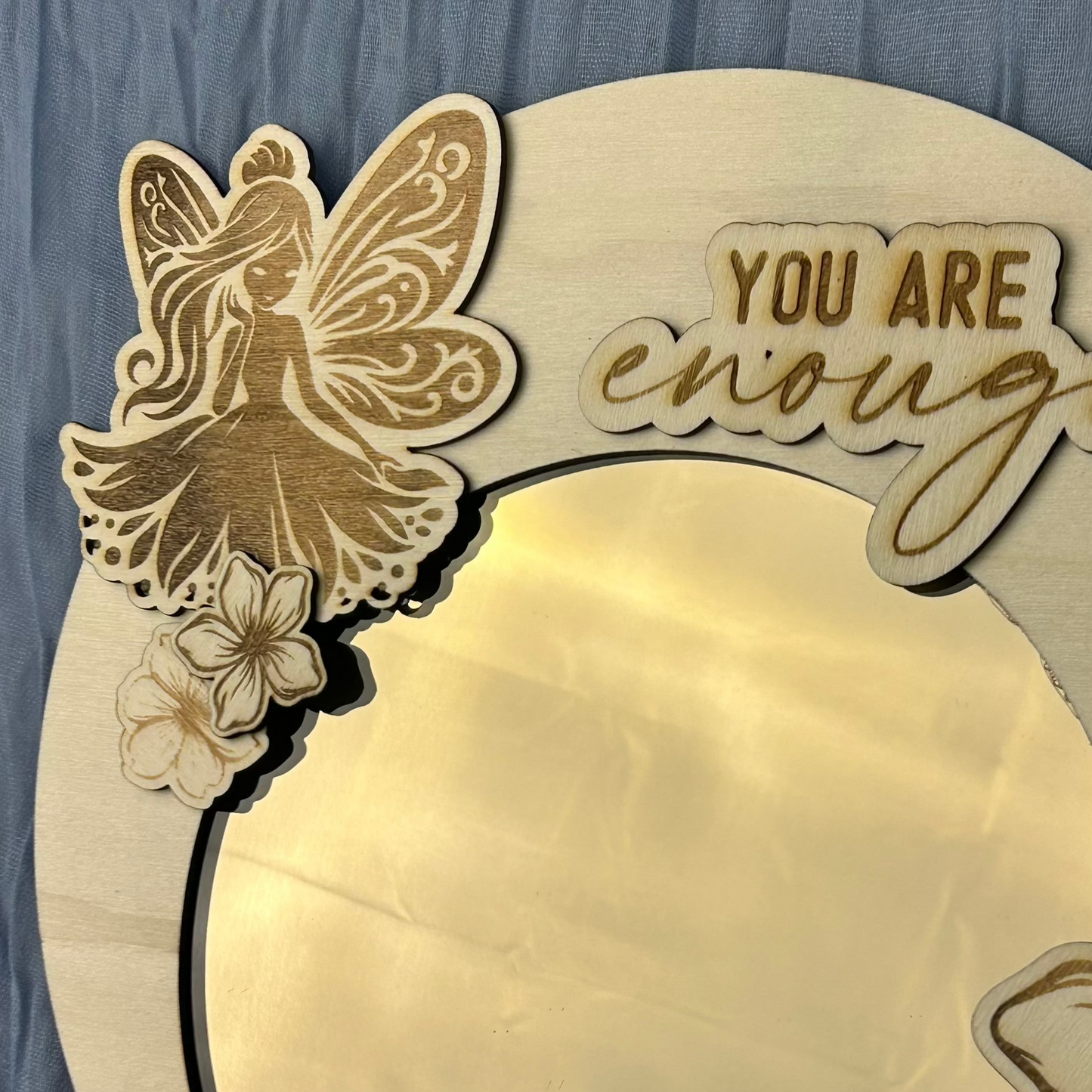 Miroir inspirant en bois « You Are Enough » – Fée & fleurs gravées – Création artisanale
