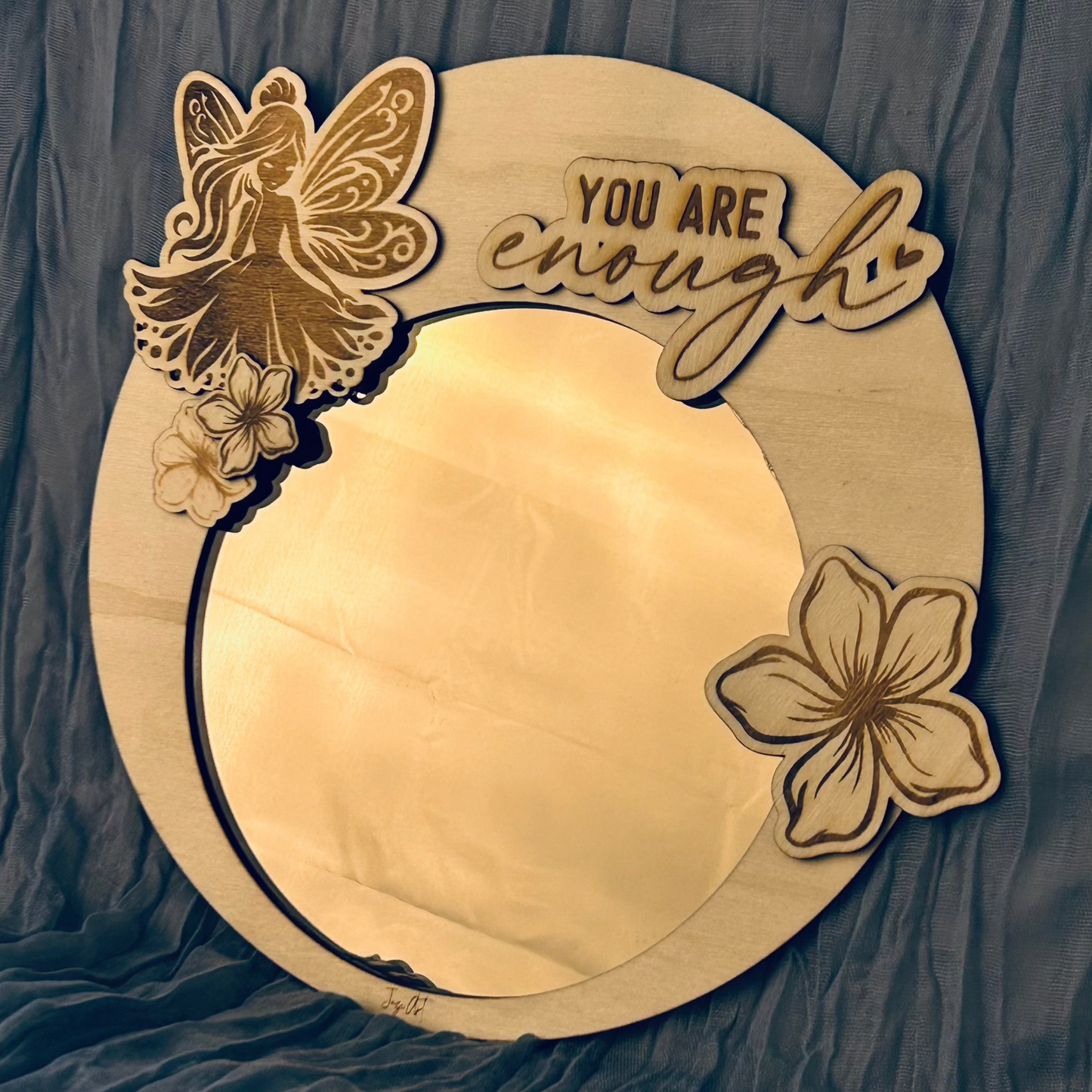 Miroir inspirant en bois « You Are Enough » – Fée & fleurs gravées – Création artisanale
