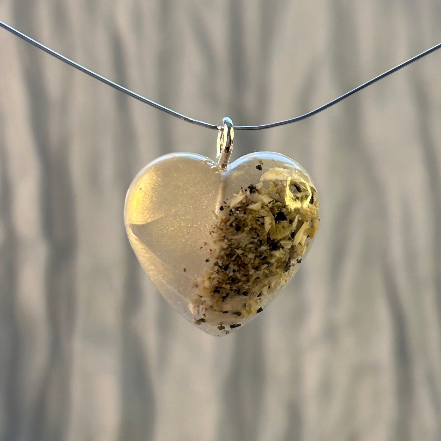Collier "Plume" cœur souvenir avec cendres d’animal – Bijou funéraire en résine fait main