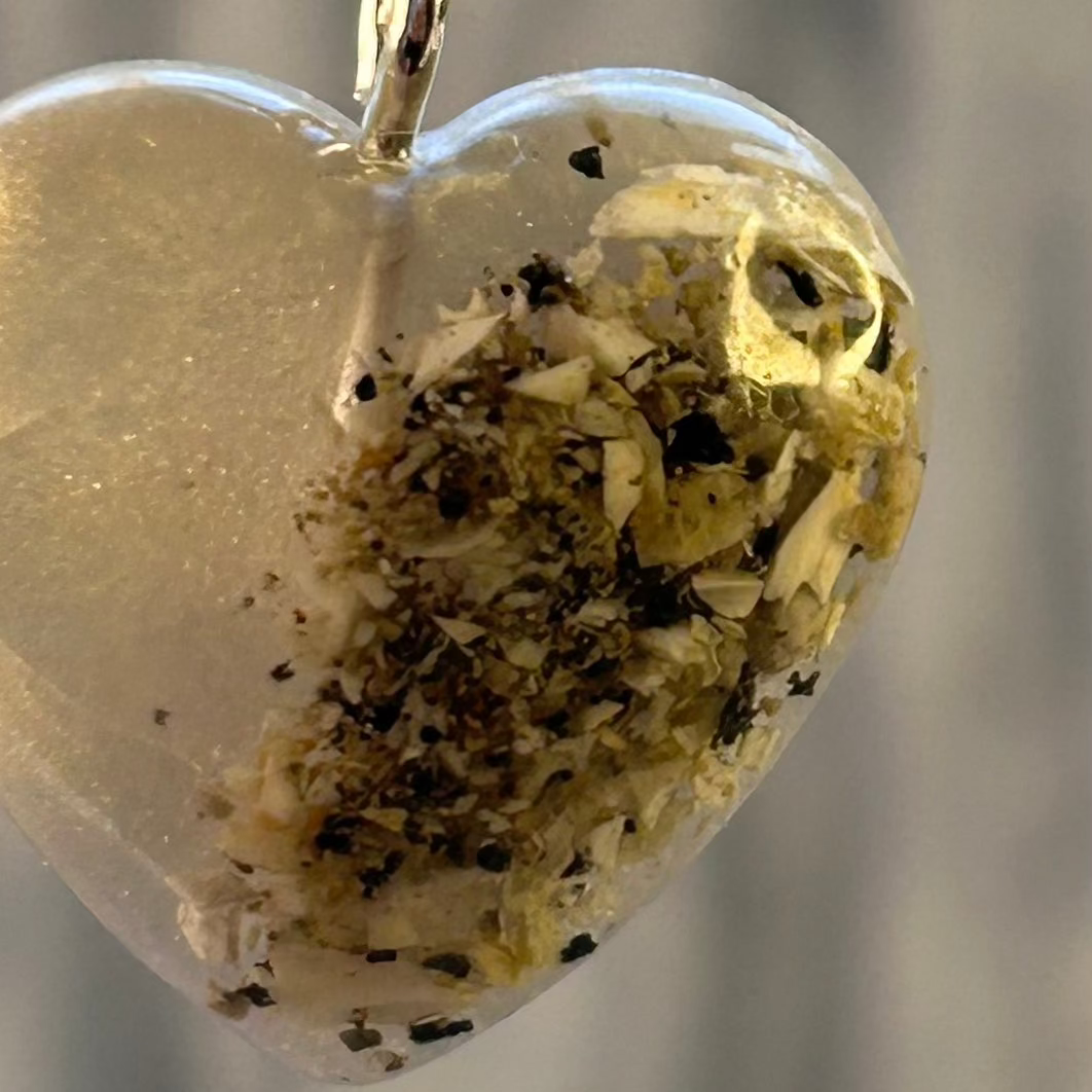 Collier "Plume" cœur souvenir avec cendres d’animal – Bijou funéraire en résine fait main