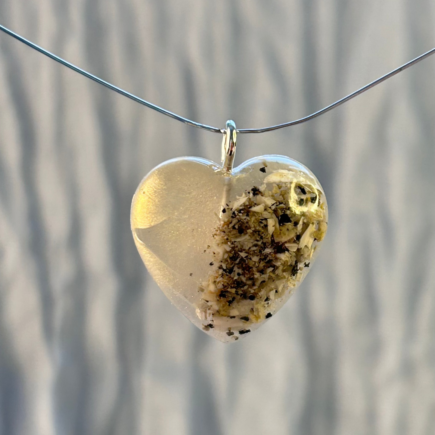 Collier "Plume" cœur souvenir avec cendres d’animal – Bijou funéraire en résine fait main