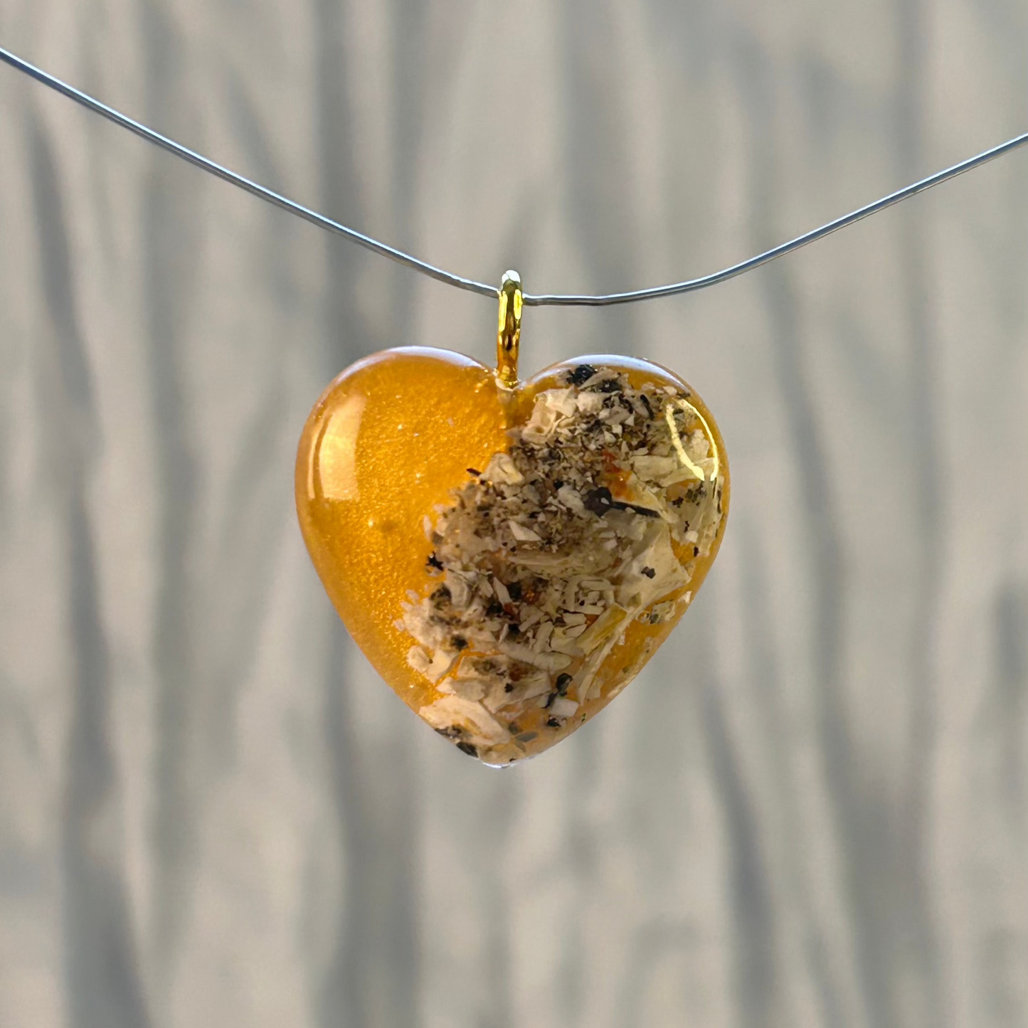 Collier "Plume" cœur souvenir avec cendres d’animal – Bijou funéraire en résine fait main
