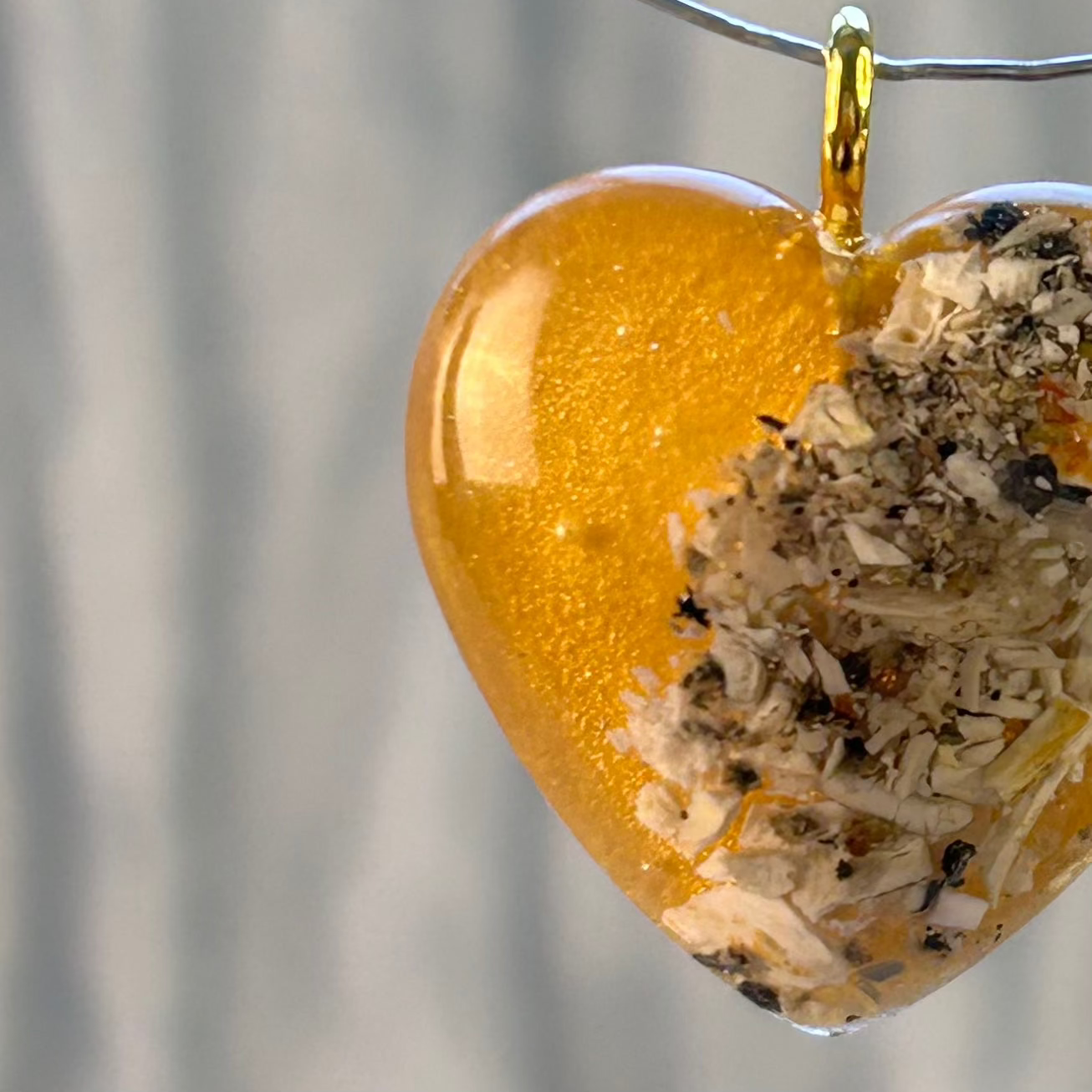 Collier "Plume" cœur souvenir avec cendres d’animal – Bijou funéraire en résine fait main