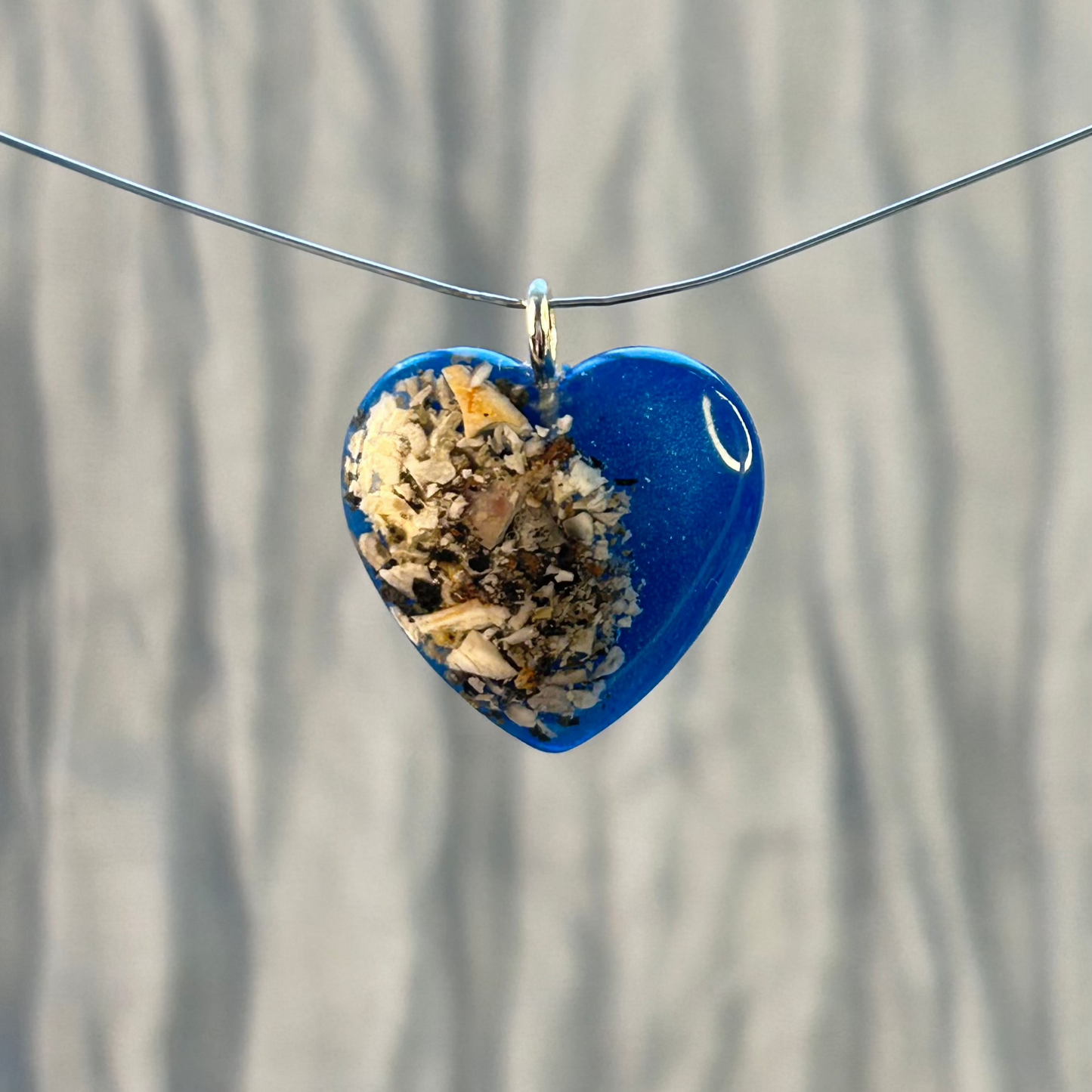 Collier "Plume" cœur souvenir avec cendres d’animal – Bijou funéraire en résine fait main