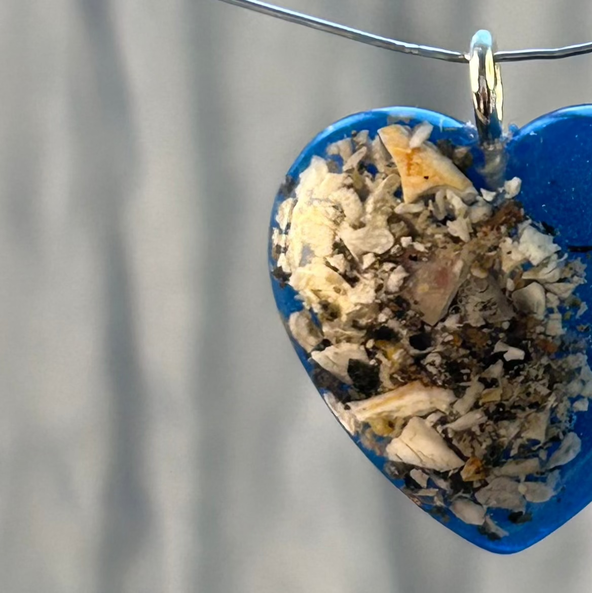 Collier "Plume" cœur souvenir avec cendres d’animal – Bijou funéraire en résine fait main