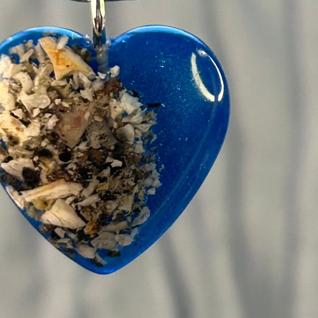 Collier "Plume" cœur souvenir avec cendres d’animal – Bijou funéraire en résine fait main