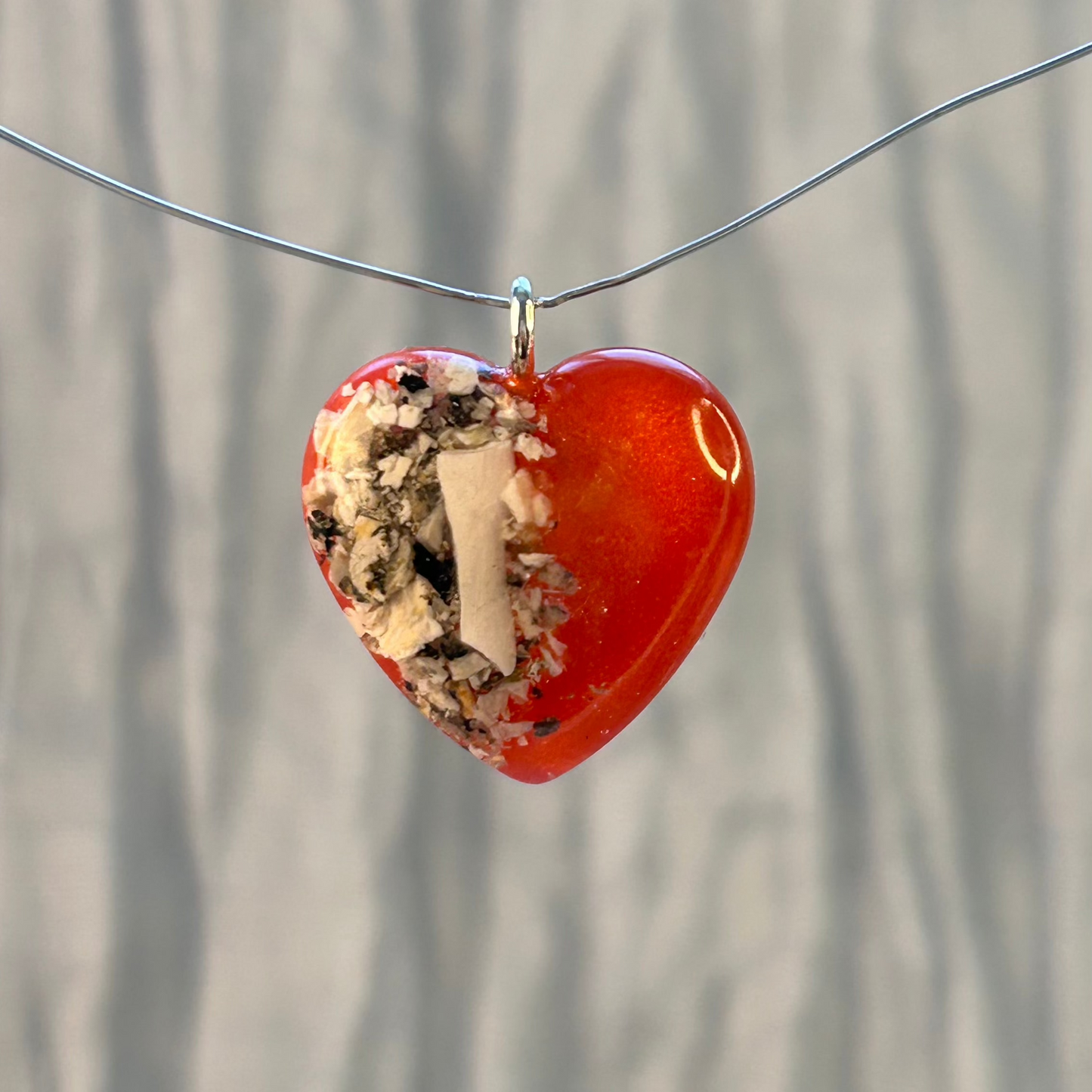 Collier "Plume" cœur souvenir avec cendres d’animal – Bijou funéraire en résine fait main
