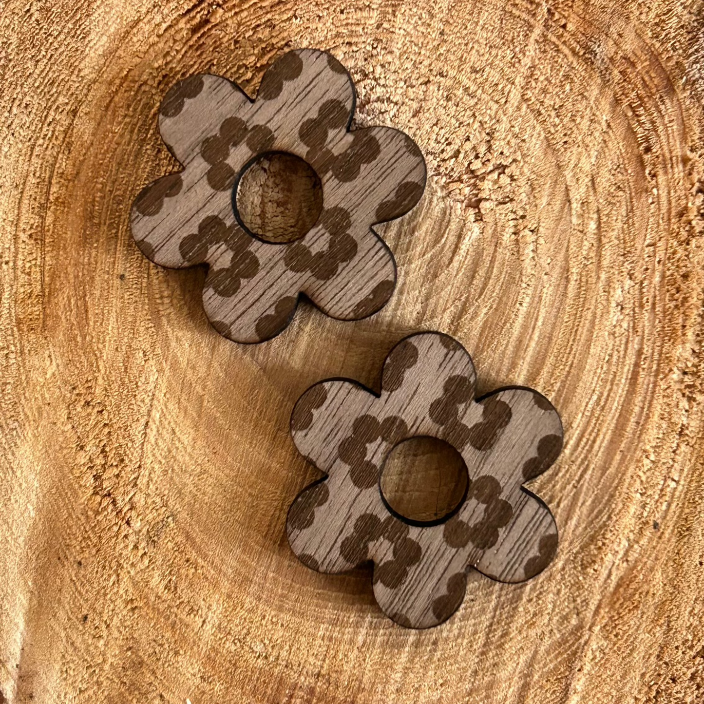 Boucles d’oreilles créoles & fleurs interchangeables en bois de noyer