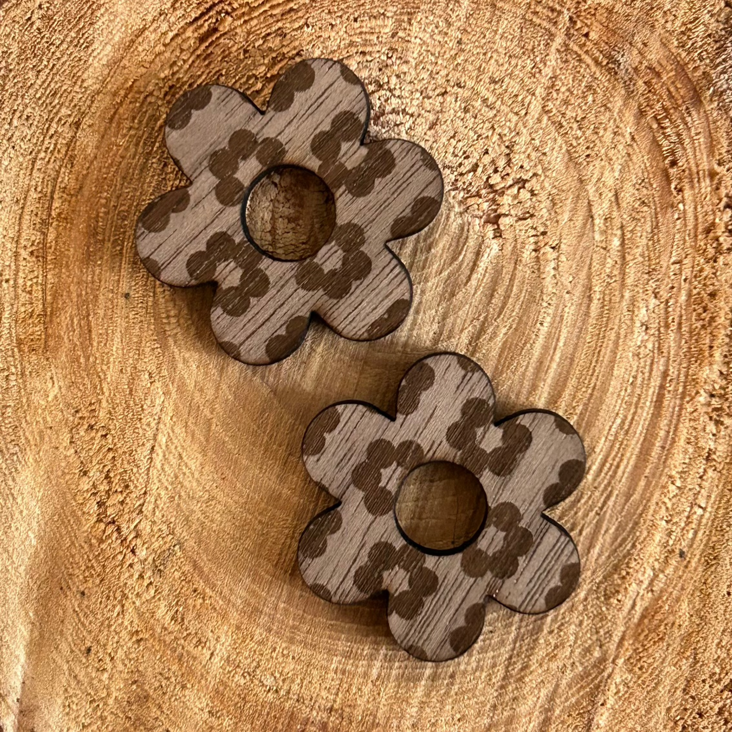Boucles d’oreilles créoles & fleurs interchangeables en bois de noyer