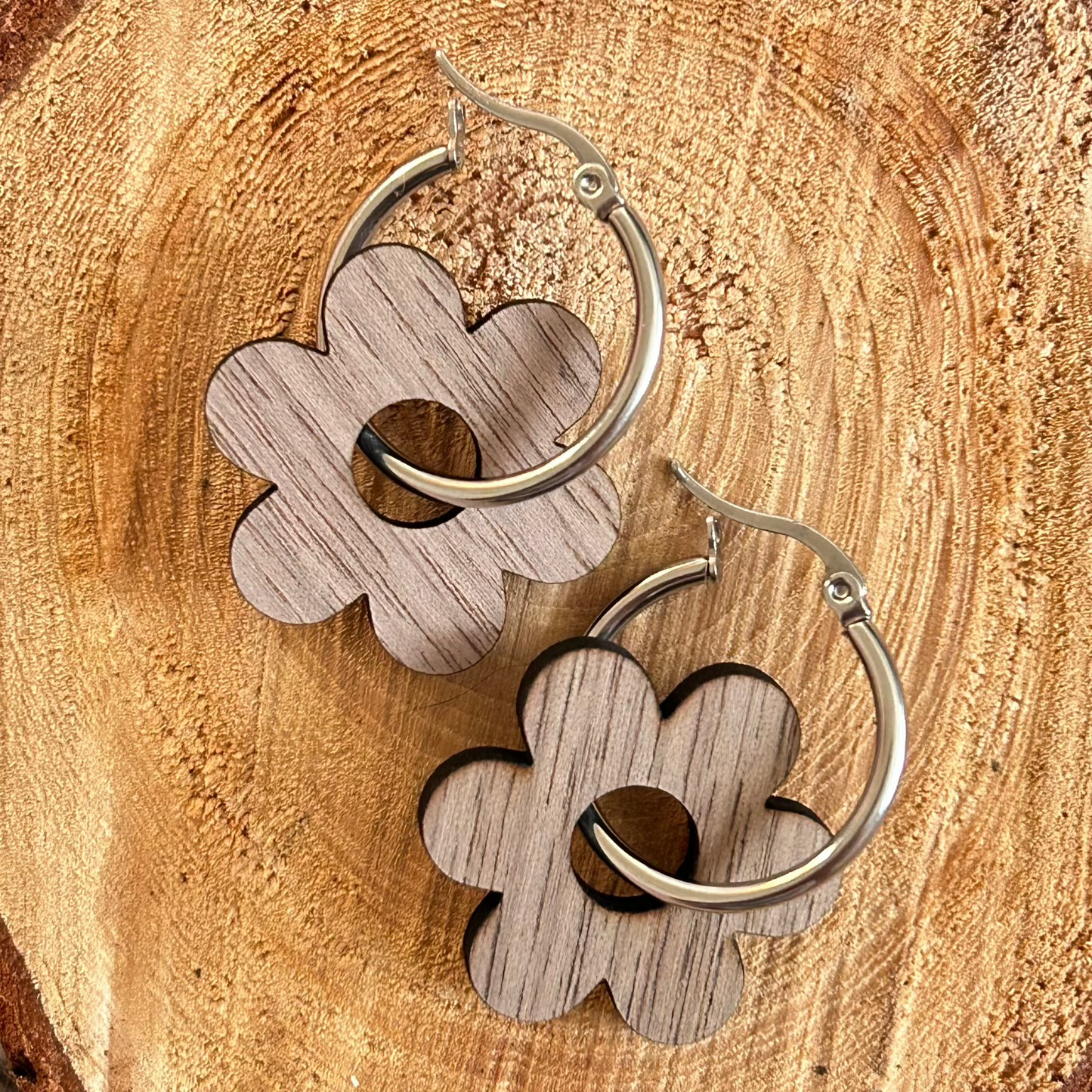 Boucles d’oreilles créoles & fleurs interchangeables en bois de noyer