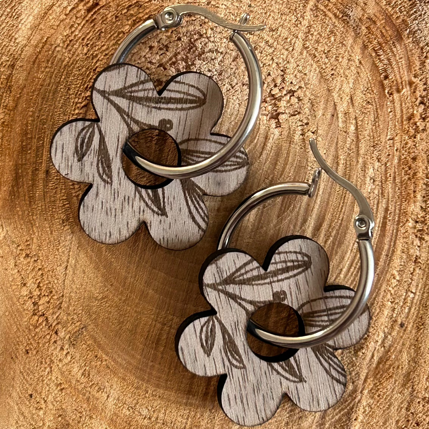 Boucles d’oreilles créoles & fleurs interchangeables en bois de noyer