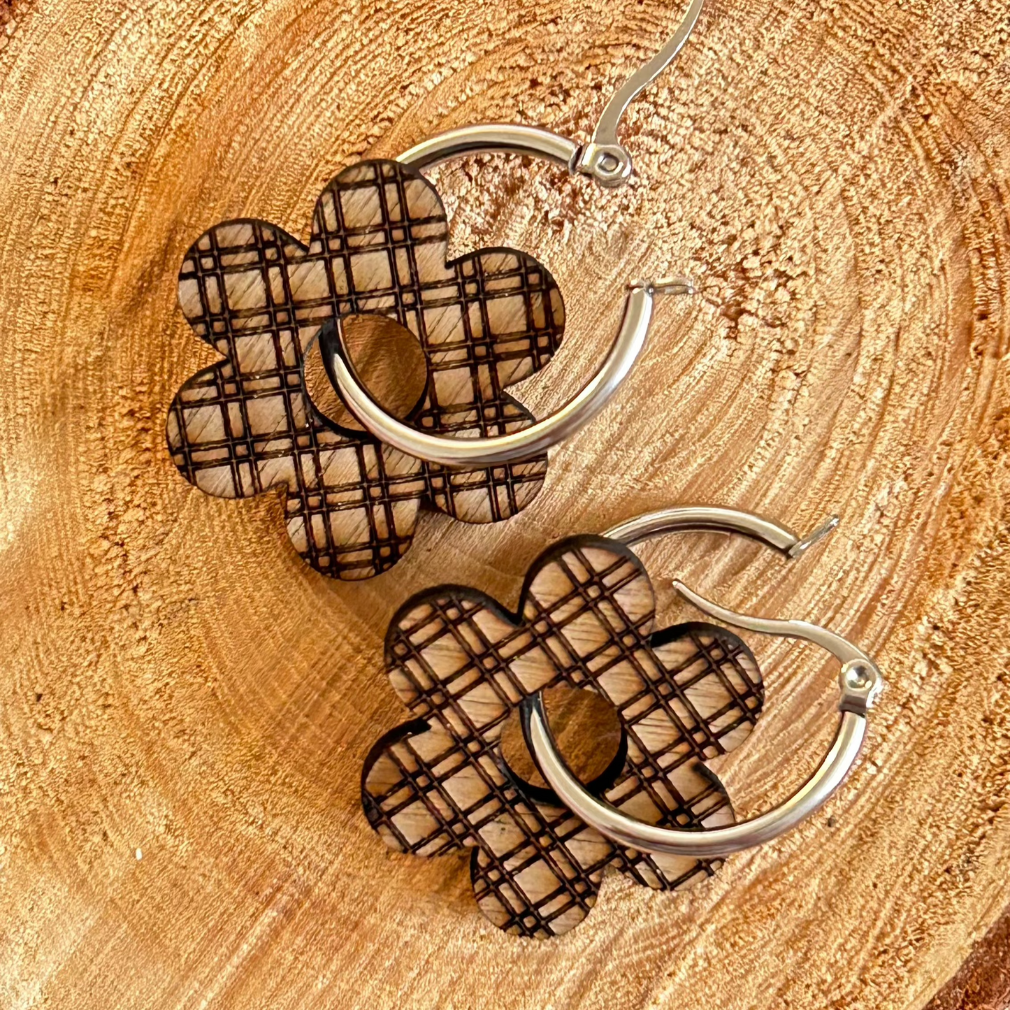 Boucles d’oreilles créoles & fleurs interchangeables en bois de noyer