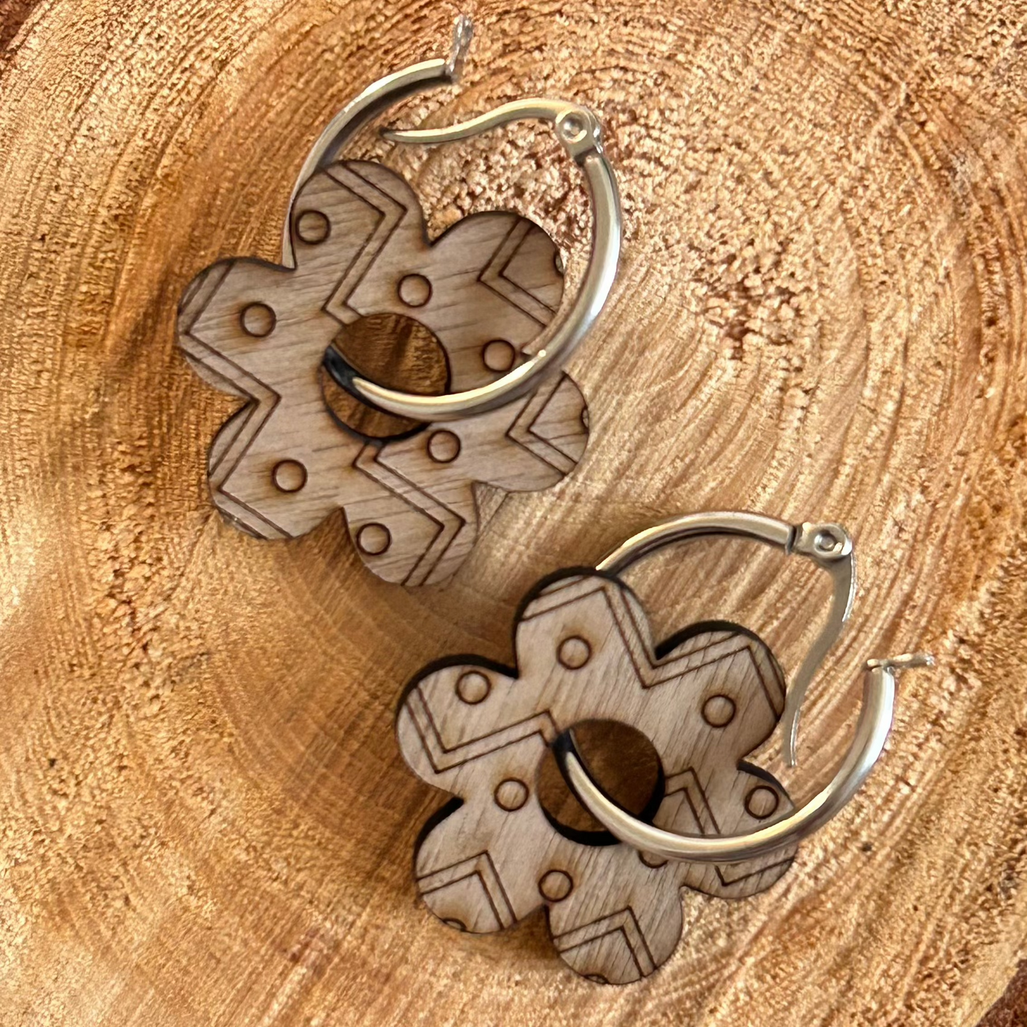 Boucles d’oreilles créoles & fleurs interchangeables en bois de noyer
