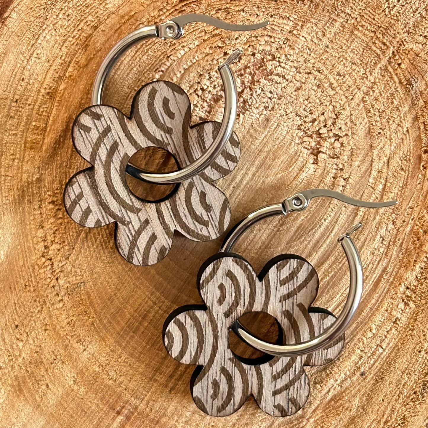 Boucles d’oreilles créoles & fleurs interchangeables en bois de noyer