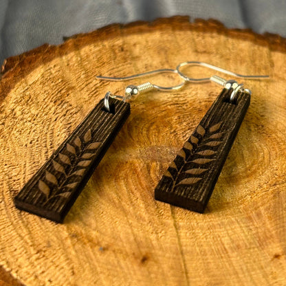 Boucles d’oreilles en bois de noyer gravé & argent 925 – Nature & Élégance