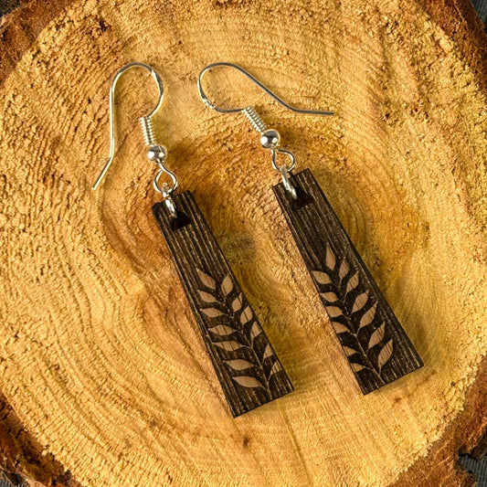 Boucles d’oreilles en bois de noyer gravé & argent 925 – Nature & Élégance