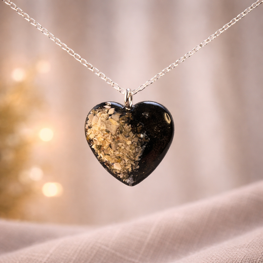 Collier "Plume" cœur souvenir avec cendres d’animal – Bijou funéraire en résine fait main