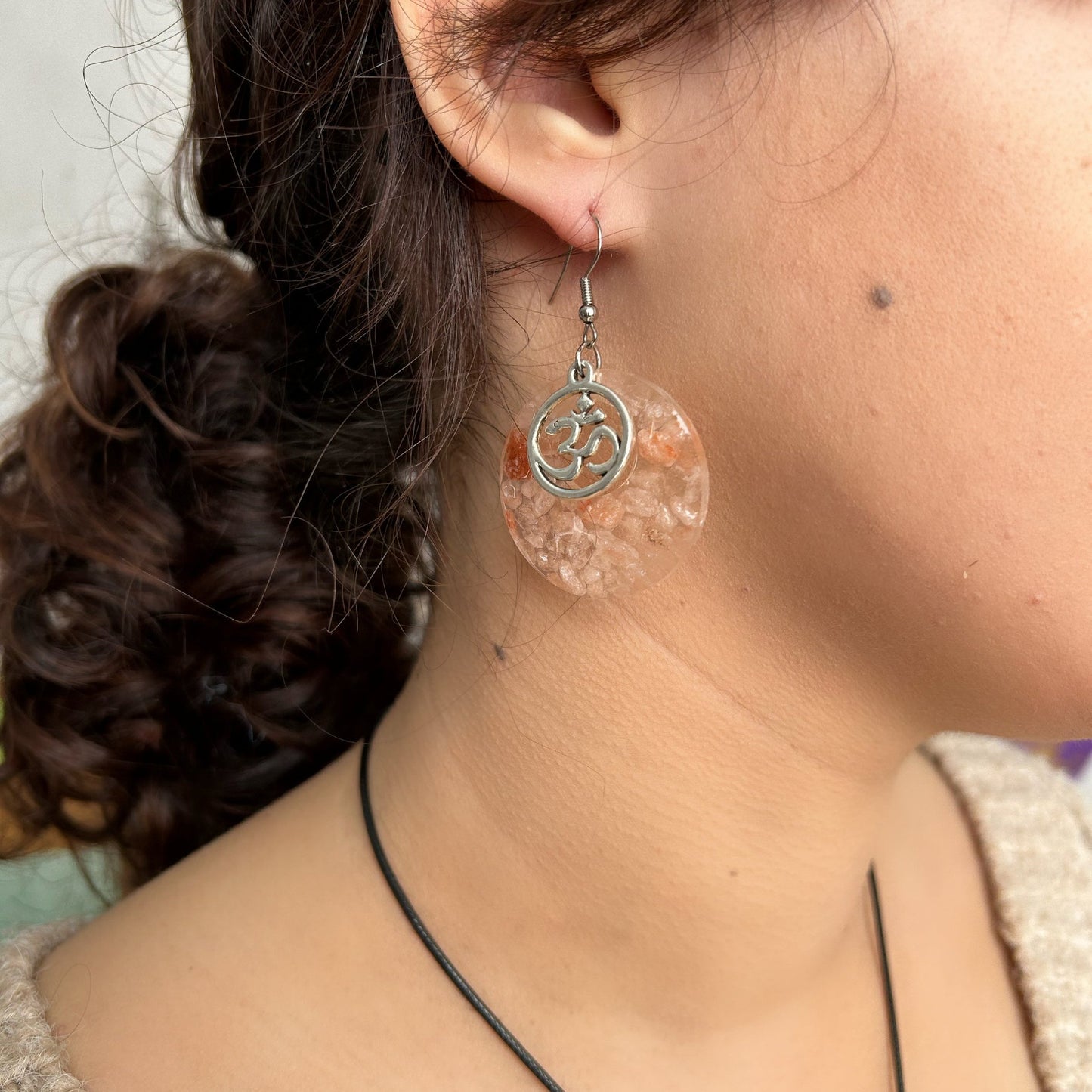 Boucles d'oreille  "Sel rose de l'Himalaya Om"