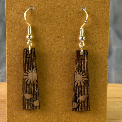 Boucles d’oreilles en bois de noyer gravé & argent 925 – Nature & Élégance