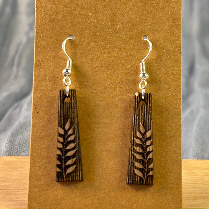 Boucles d’oreilles en bois de noyer gravé & argent 925 – Nature & Élégance